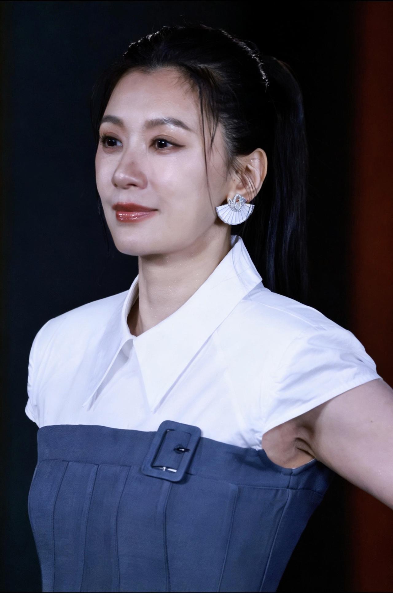 贾静雯，好干净的一张脸！贾静雯明星穿搭腋下管理女星穿搭