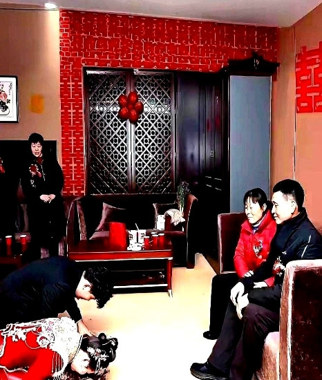 婚礼现场，新人突然提出要48000元改口费，不然就不喊妈。妈妈听了，啥都没说