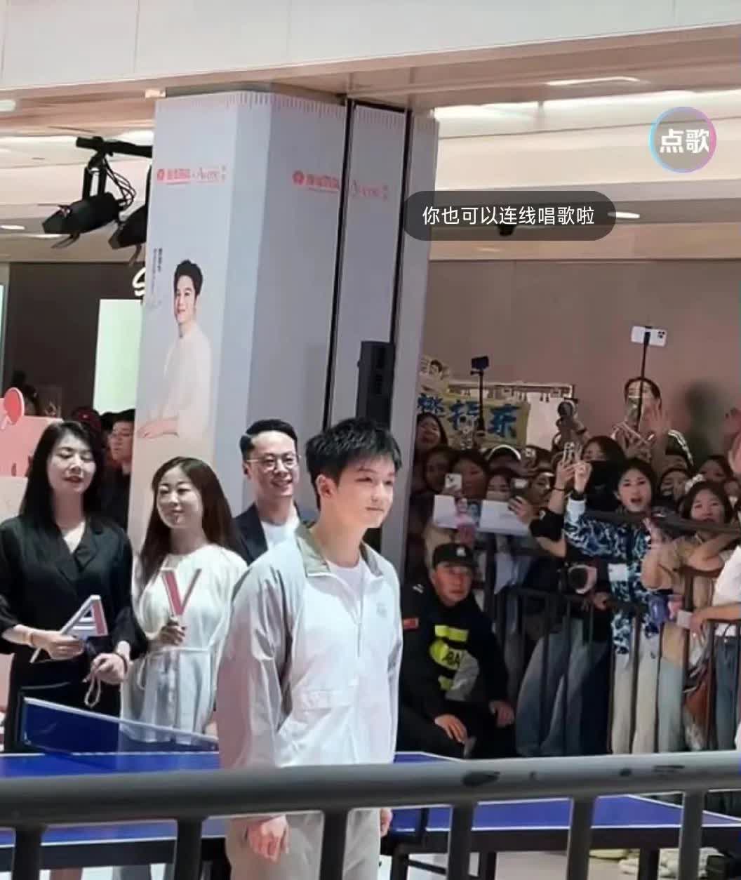 这张照片太搞笑夸张了吧哈哈哈这是给咚咚开了十级美颜了吗，小v脸都出来了哈哈哈