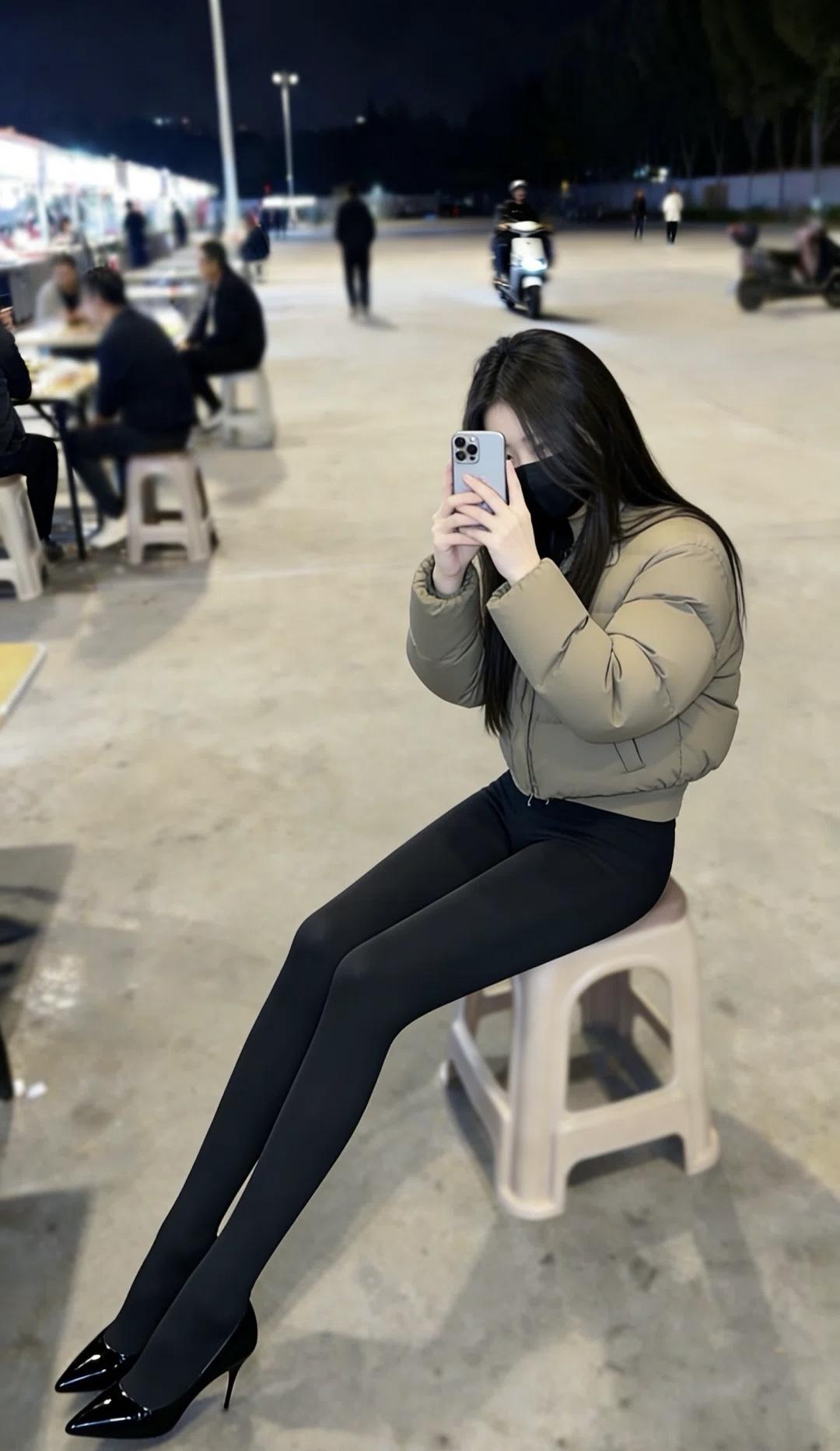 夜晚的街拍，时尚穿搭，高跟鞋与冬日外套的完美搭配。细高跟鞋穿搭高跟鞋穿搭尖