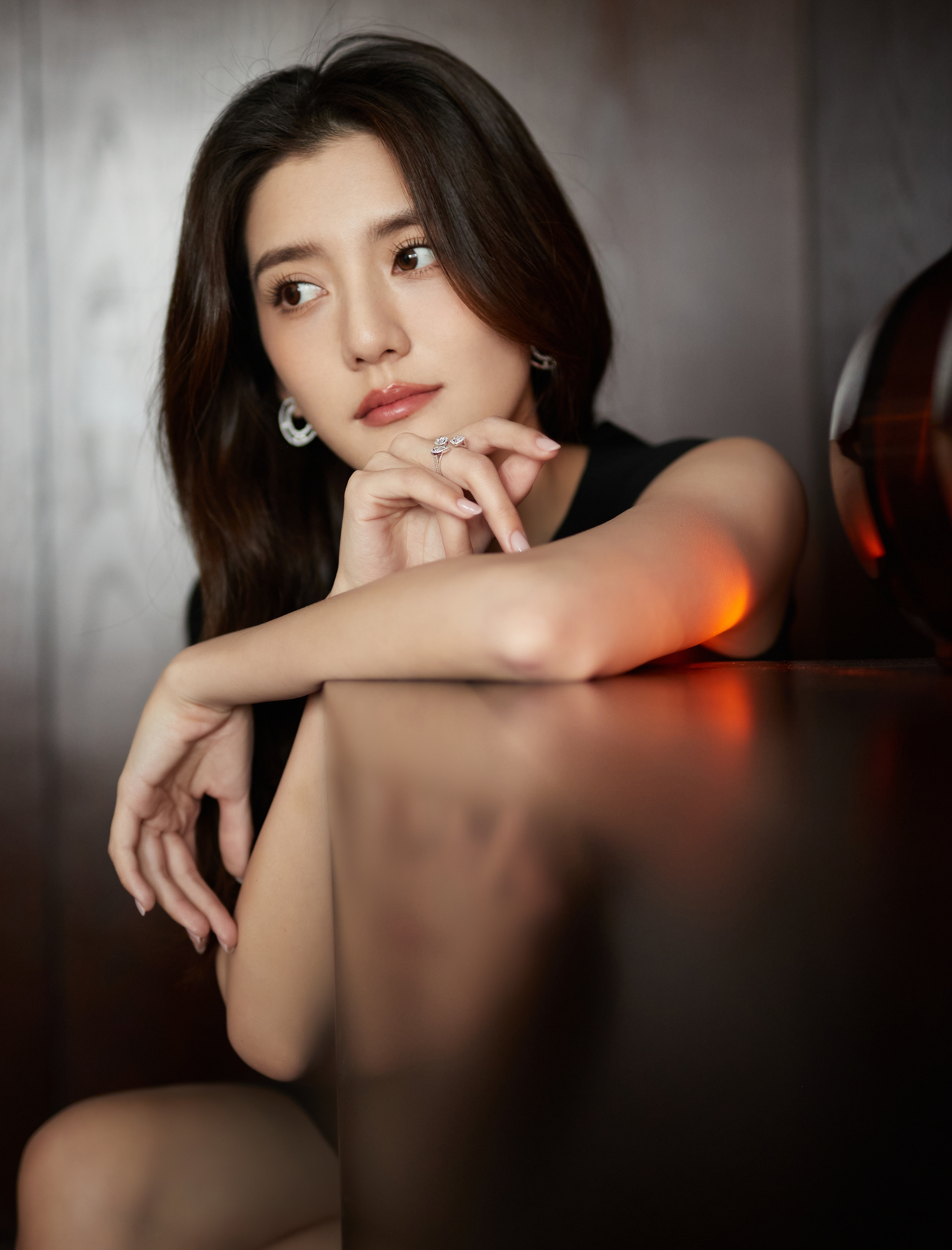 吴千语黑裙衬出腰肢纤细，大长腿笔直又修长，线条流畅得像被精心雕琢，妥妥人间尤物