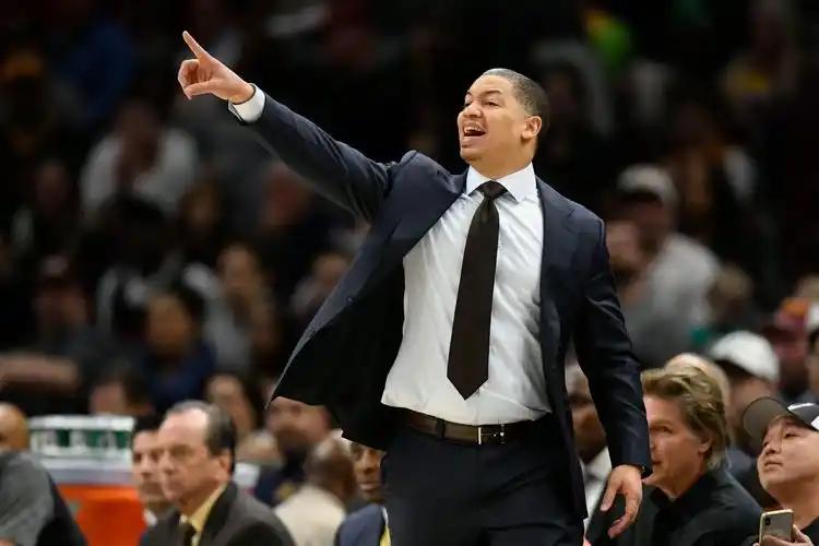 快船主帅泰伦卢为小卡发声！卢指导接受采访谈到小卡落选全明星时说道：“确实很难选择