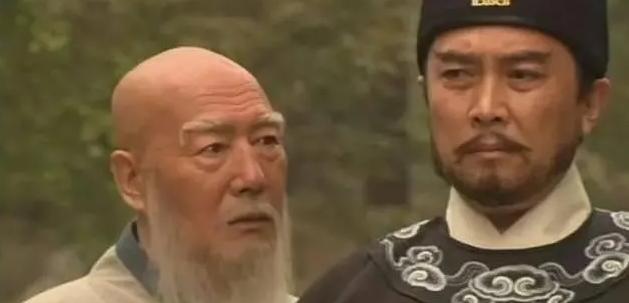洪武十八年，一位和尚低沉地说：“大王，我愿意投靠你，送你一顶白帽子”。朱棣听后脸