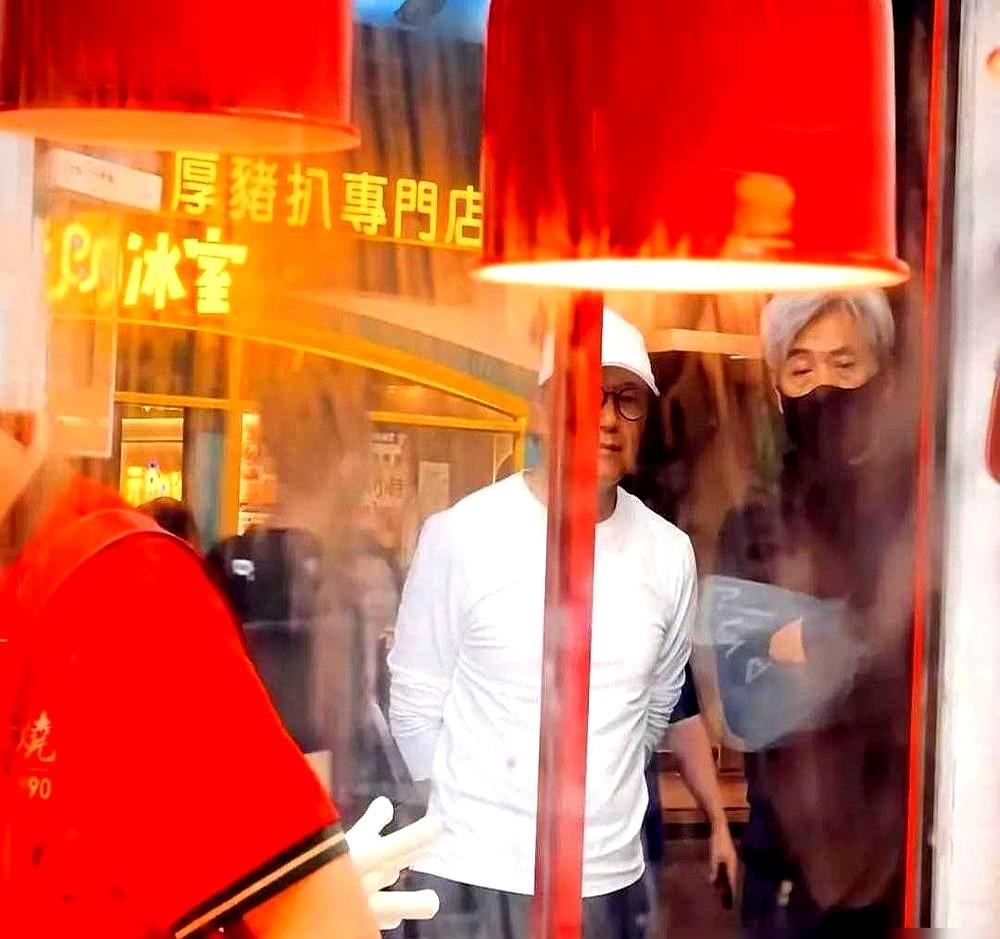 真正的排场，不是前呼后拥，而是走到哪儿都像街坊。71岁的周润发和苗侨伟，就这