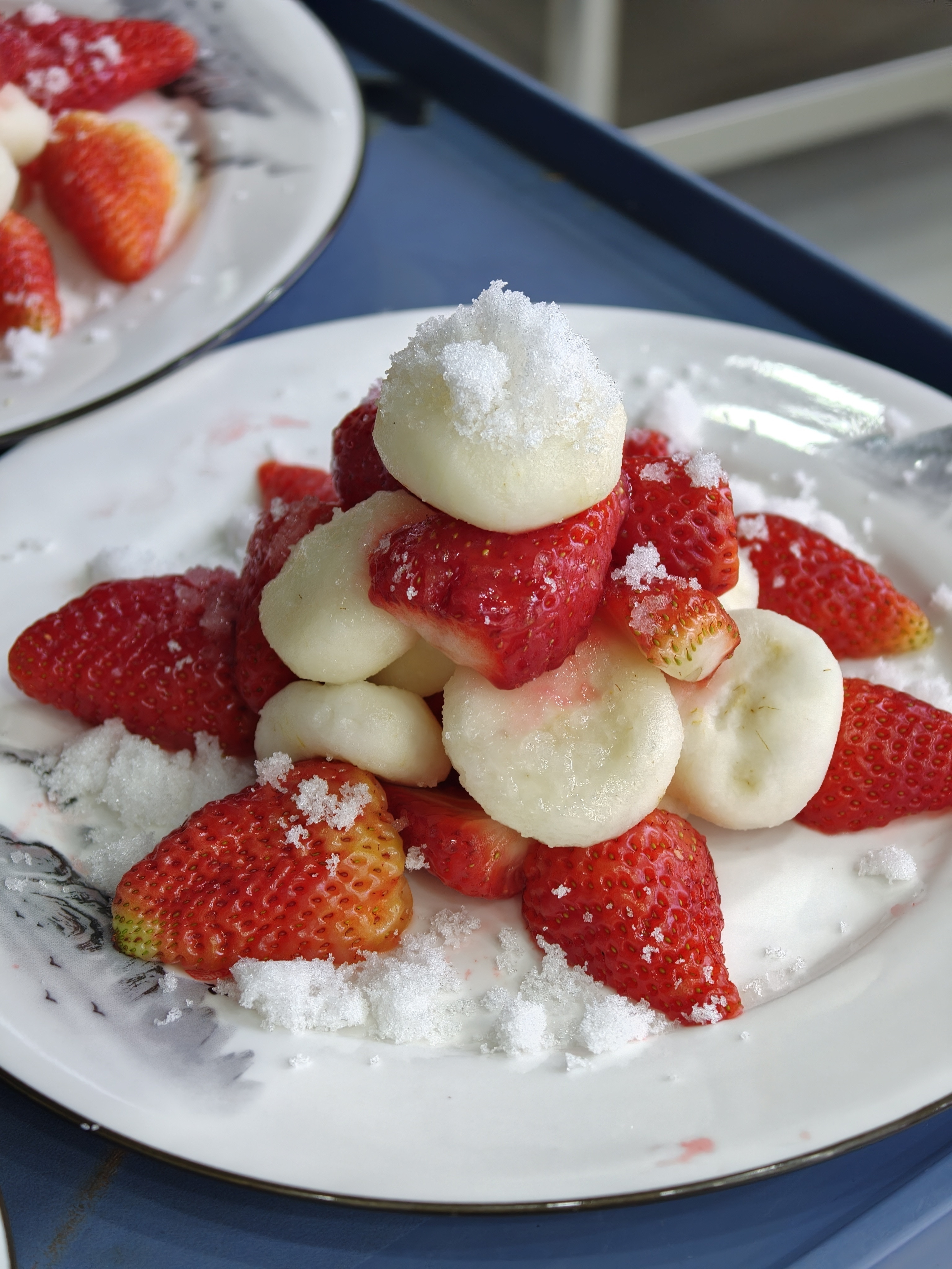 路过睢宁县，下高速吃个午饭。这家小饭店人很多，似乎是镇子上有人乔迁新居在这里摆酒