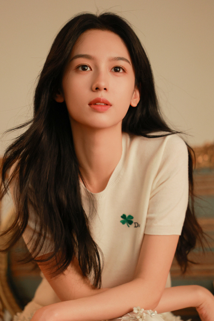 优雅，松弛，们满分女周也又在散发魅力了