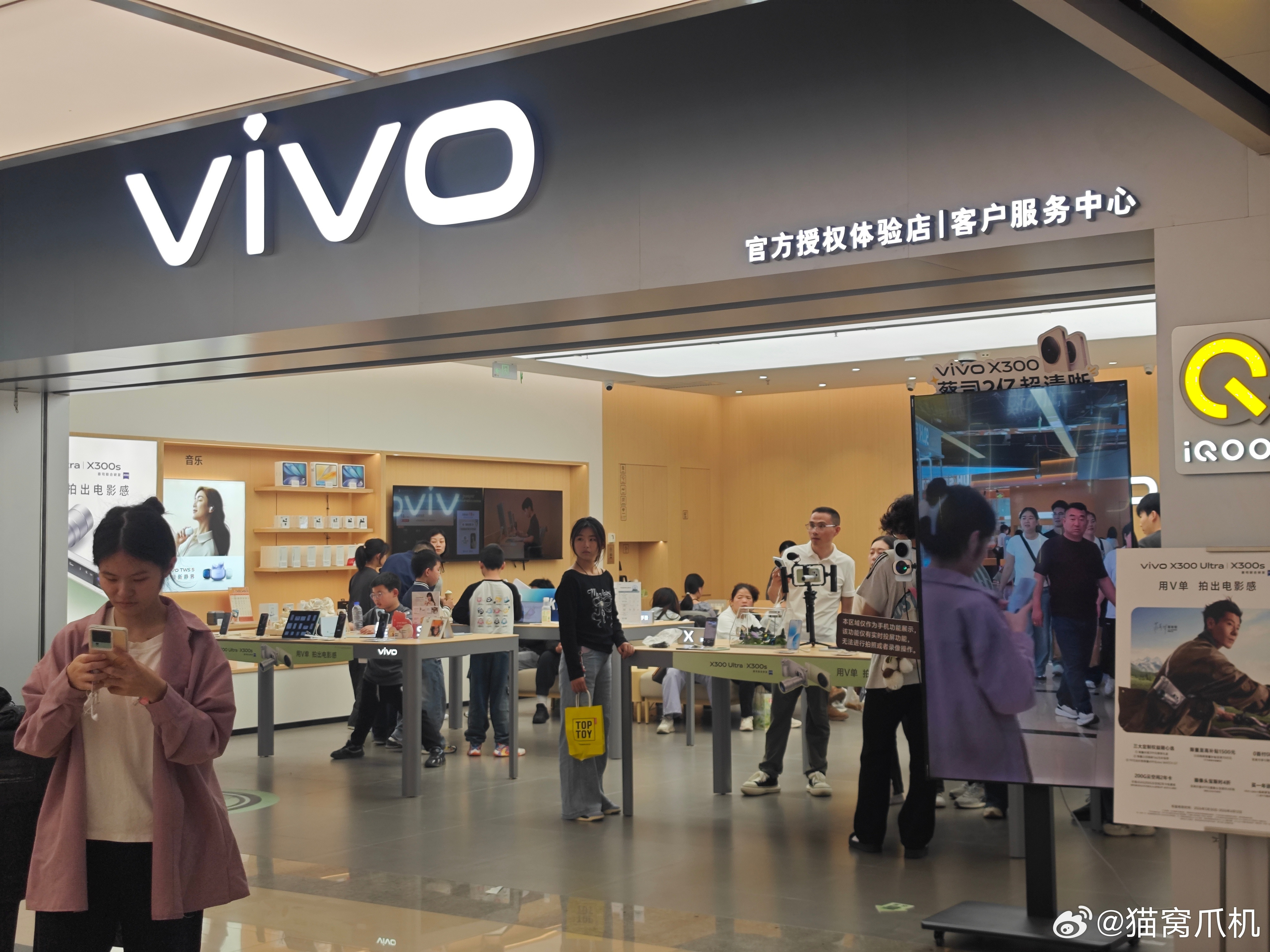 刚刚看到网上说x300u的摄影师套装卖爆了，我突然想起昨天出门去天府红的见闻。天