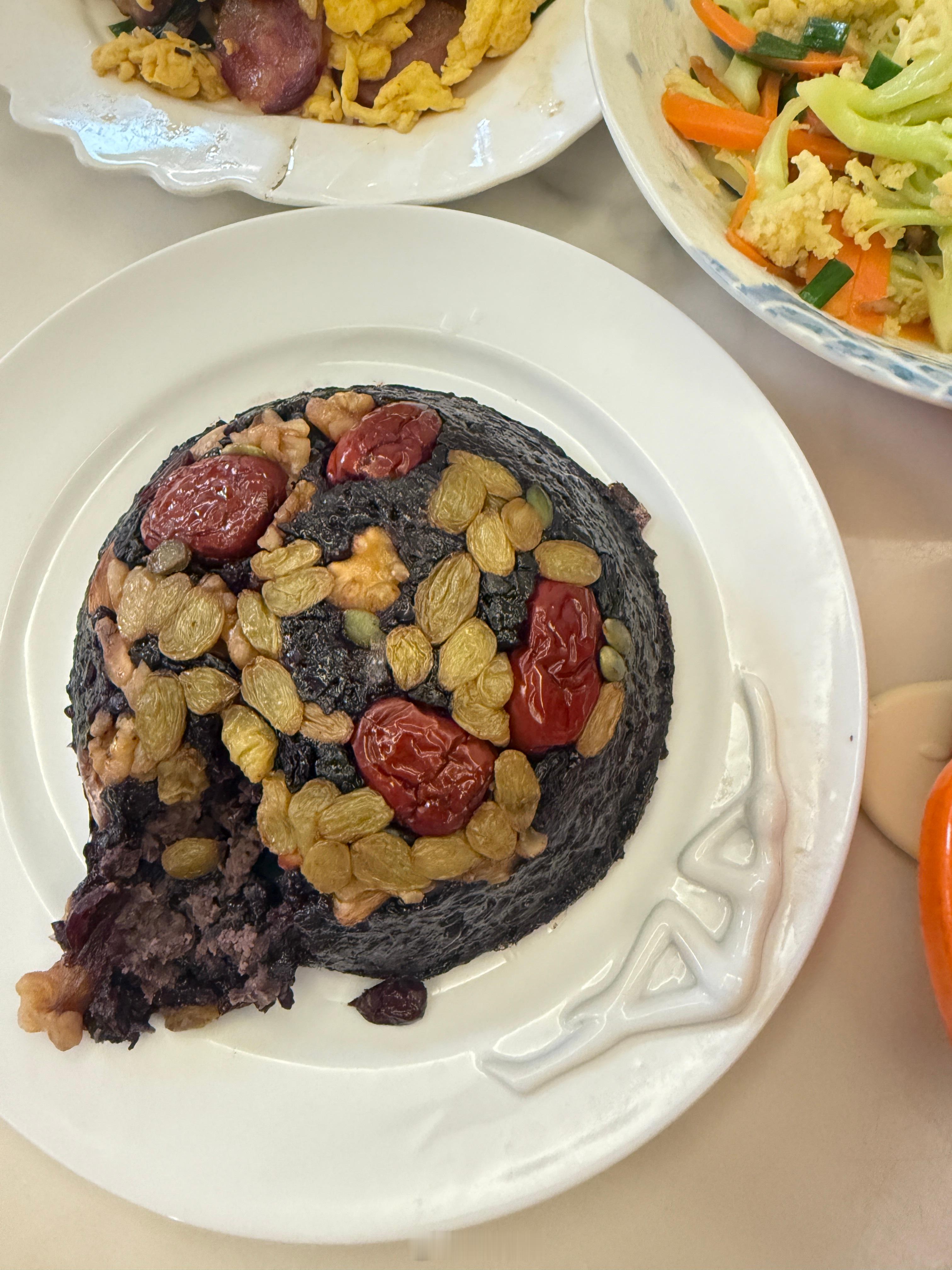 吃饭了东北酸菜煮吊龙，八宝饭，中午剩的香肠炒了个鸡蛋，酸菜煮吊龙是我去广州吃到的