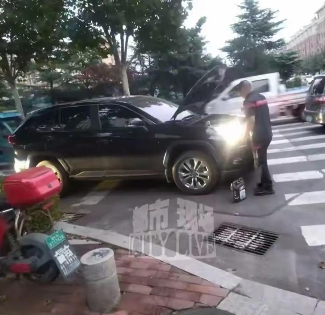 汽车保养后之前地面为何出现机油?一年多的准新车，进4S店做保养，开出去一公里直接