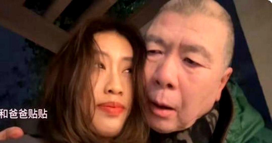 她当众甩开冯小刚的手，全网骂她养不熟。直到看见她社交账号上那三个字，我才明白我