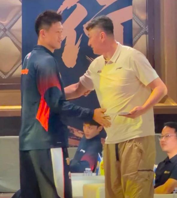 周鹏就不吃这套虚的！昨晚广东宏远办2026—2027赛季出征仪式，杜锋挂总教练头