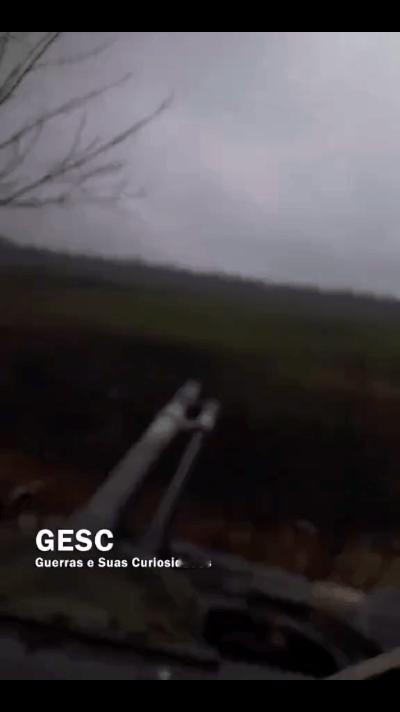 俄军BMP-3步兵战车在战场上给步兵提供火力支援，30毫米机炮的连续射击很威武，