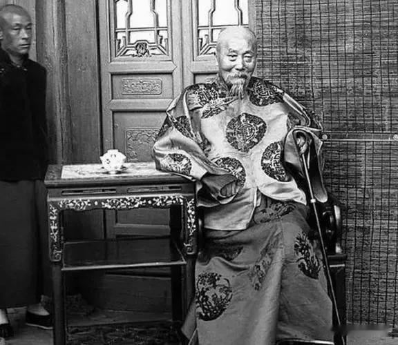 1847年，李鸿章说：“国土这么大，新疆就不要了！”左宗棠火了：“160万平方公