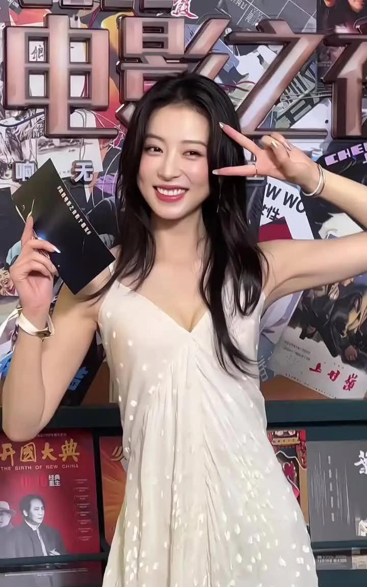 #周雨彤美得我眼前一亮又一亮#周雨彤一袭白色长裙温柔动人，白月光即是感。