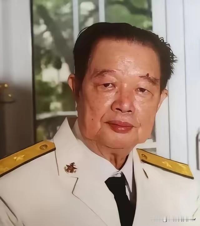 1988年春天的南海，浪涛里藏着刀光剑影。陈伟文将军站在502号护卫舰的甲板上，
