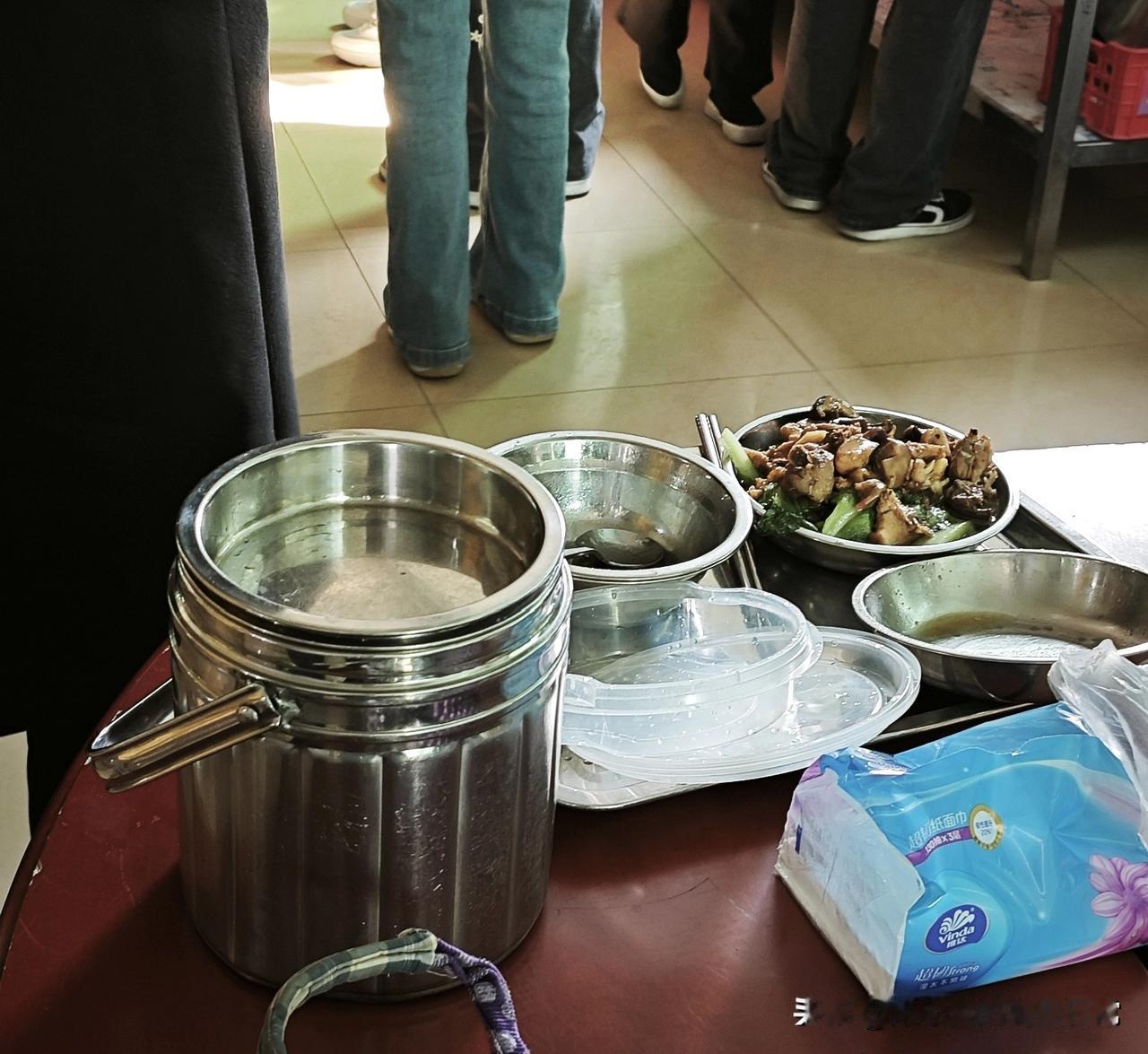 公司食堂成“外卖窗口”有人天天打包饭菜回家，这操作我看懵了公司食堂的桌子