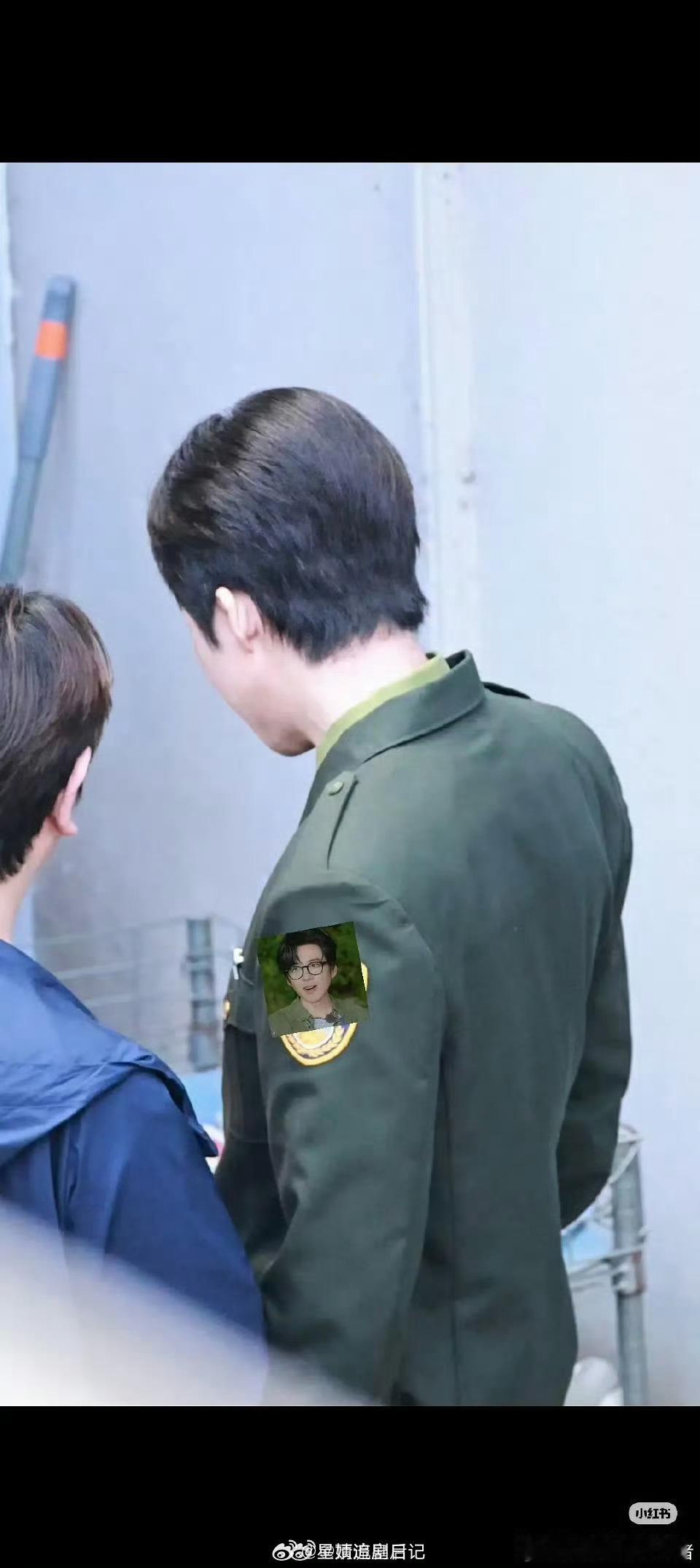 刷到了刘宇宁铁证警官造型路透，强行扮演的idol感太强了，不管是正面，还是背面，