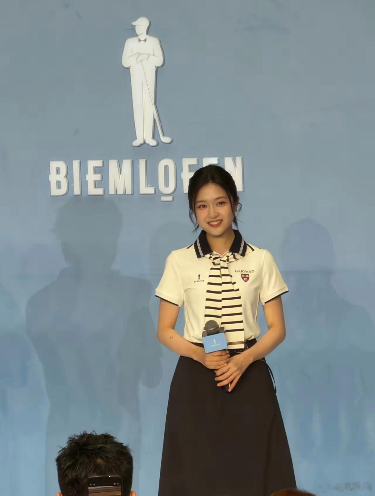 告别了滤镜修图的李兰迪，也很自信美丽啊。