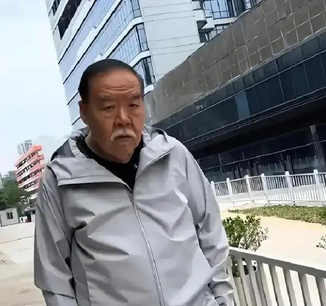 郑则仕破产，公司欠下1700万外债，走投无路之际，他给昔日好友周润发拨去了电话：“发哥，我真的走投无