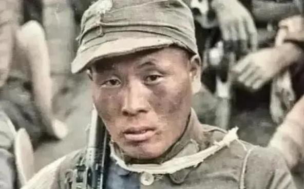 🌞1945年5月，机枪手曾岳峰因伤掉队，没想到，他遇到100名日军正在吃饭