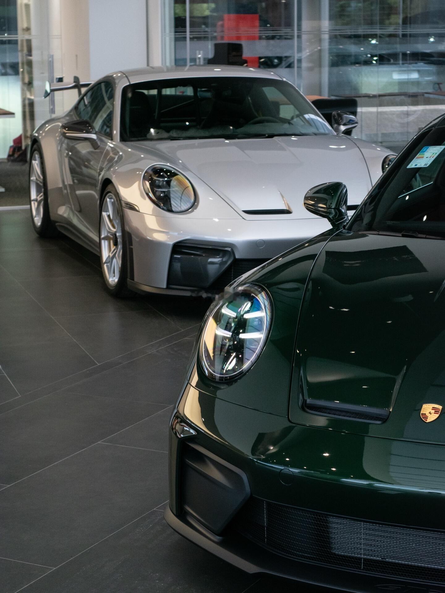 橡树绿和GT银哪个更好看呢一台GT银保时捷911GT3一台橡树绿保时捷911