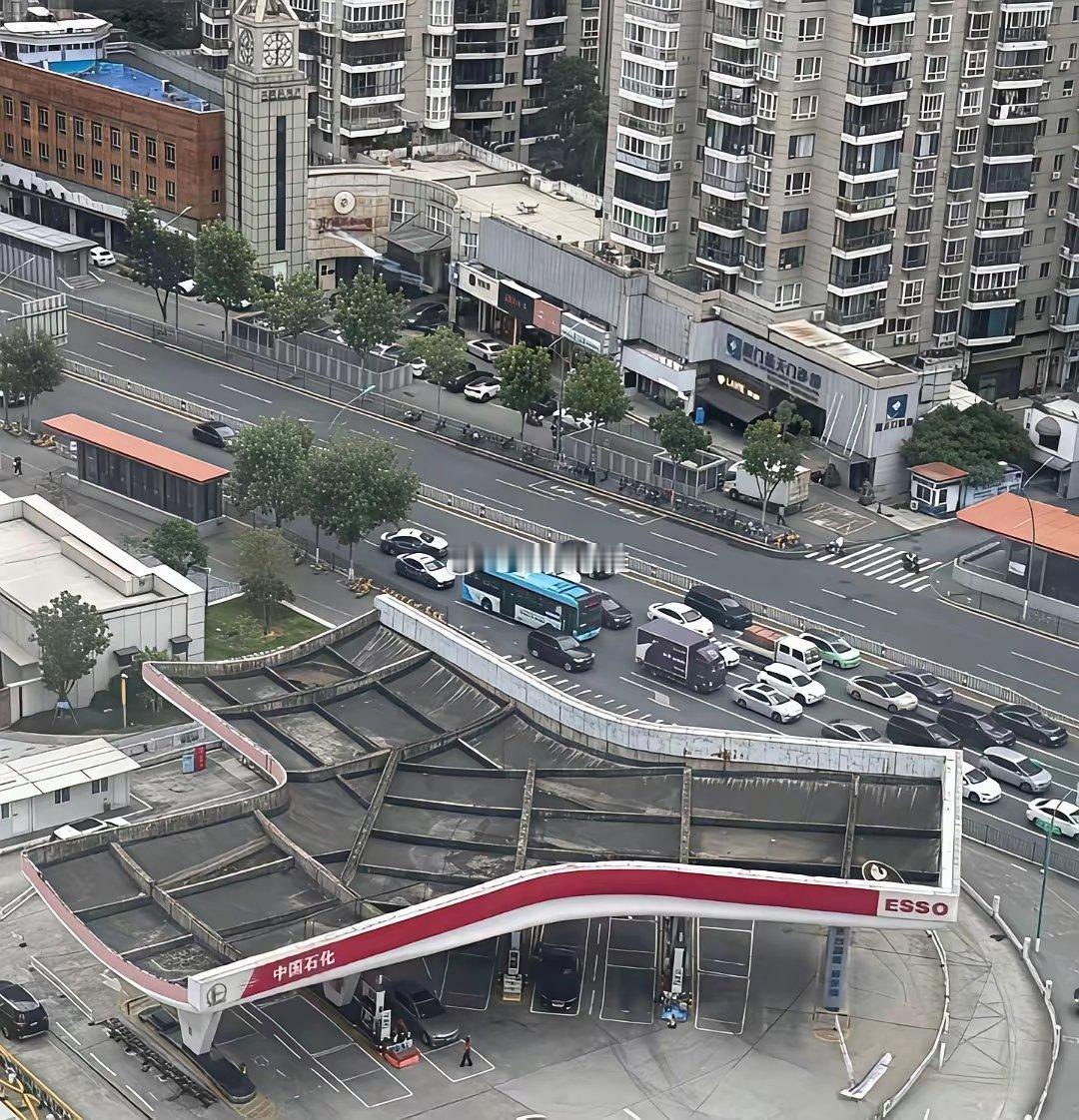 加油站的顶棚为什么要这样建呢？不怕积水呢还是说在中间排水