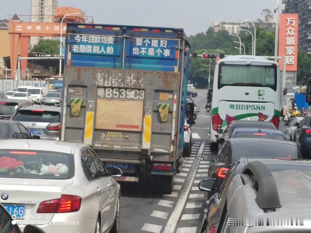 称你为最靓的仔师傅这个文案是要横着读还是要竖着读？