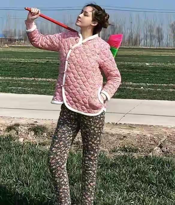张颖颖一心梦想着嫁给汪小菲，却被张兰硬生生地阻拦了。如今，汪小菲和马筱梅喜得贵子