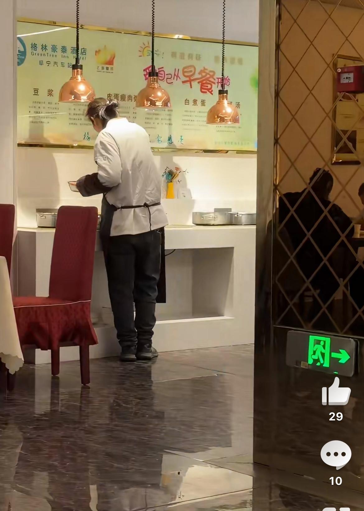 一网友爆料，酒店工作人员竟然直接在自助餐的餐盘取食，看起太恶心了。3月6日，这名