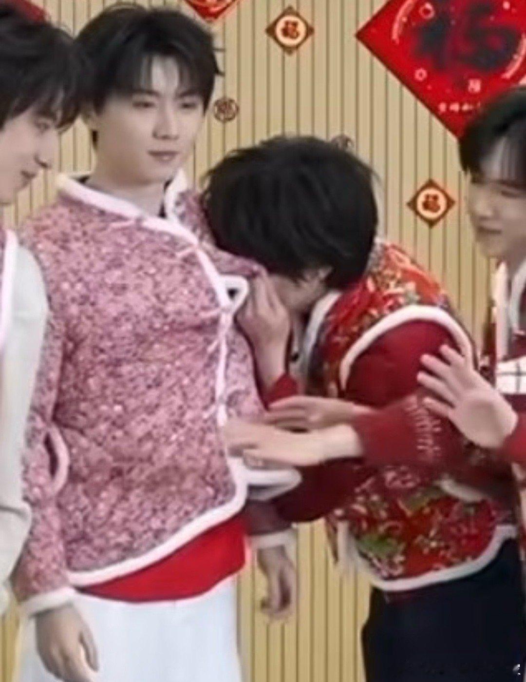 向着马哥的衣服就去了，笑死我了香不香哈哈哈哈xswl我本来觉得那天轩轩闻马哥