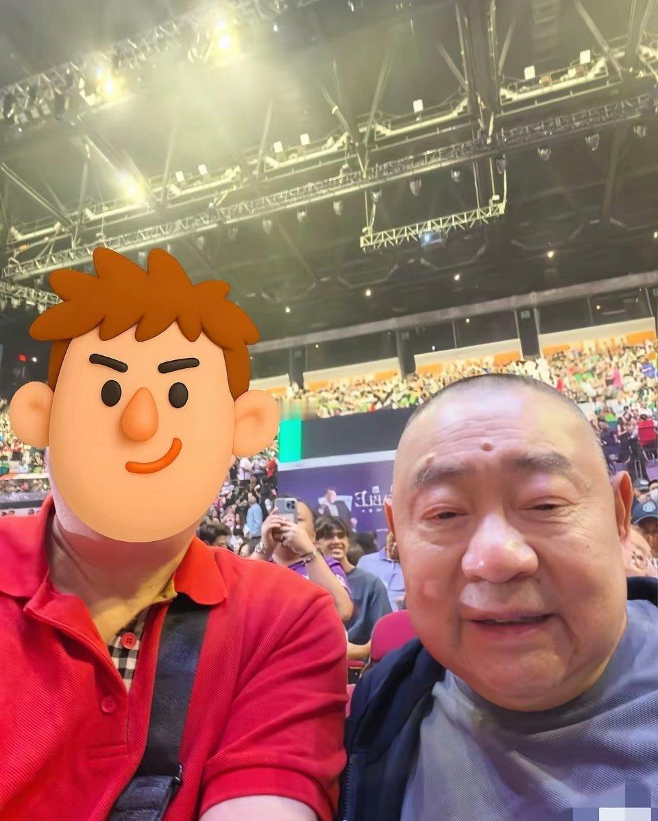9月11日，有网友偶遇75岁的千亿富豪刘鸾雄来看谭咏麟红馆演唱会。这次大刘看上去长胖不少，面色红润精