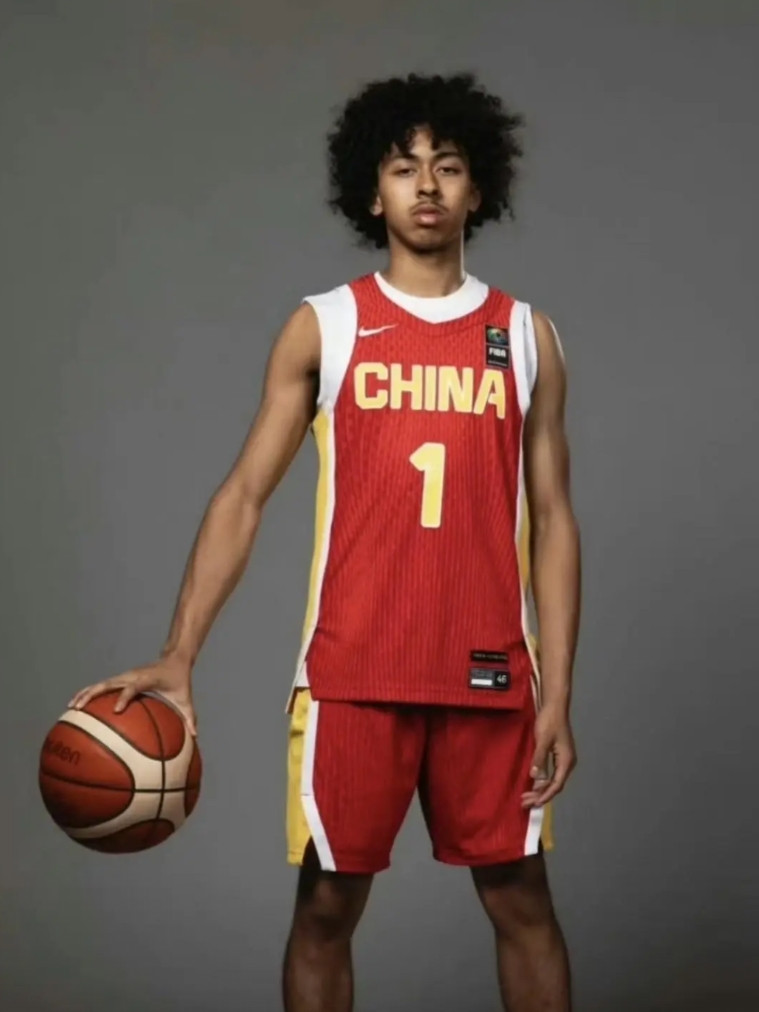 看完今天打澳大利亚，我发现中国男篮后卫一个问题，没有超远三分能力今天胡明轩超常