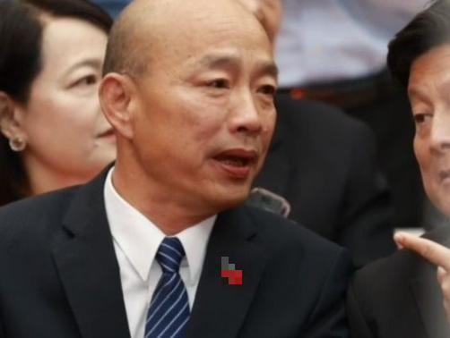 国民党副主席季麟连昨天在会上发言，建请开除韩国瑜，在一旁的国民党团总召傅崐萁赶紧