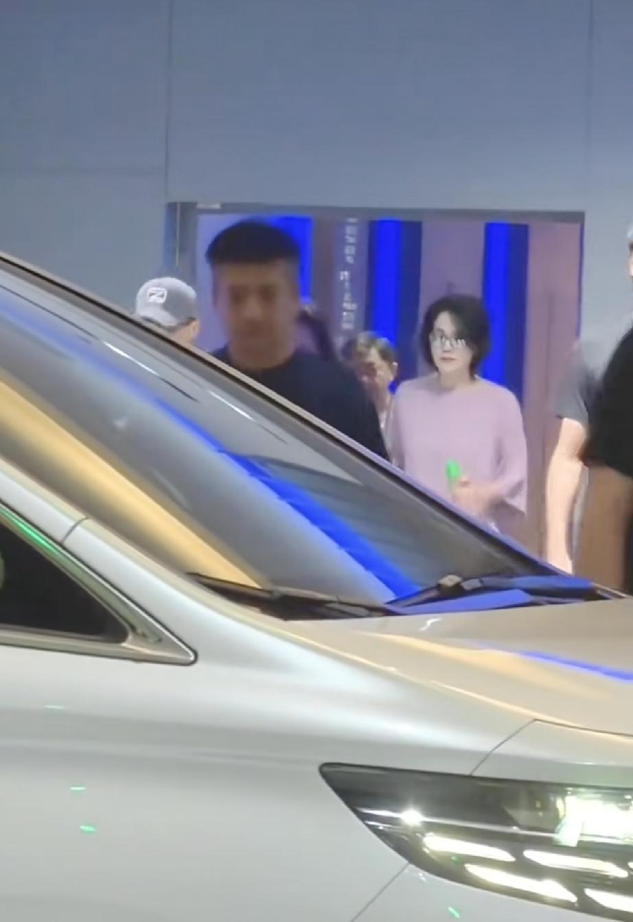6月29日，王菲与谢霆锋牵手现身西安机场，谢霆锋刻意穿增高鞋怕被比下去，而王菲再
