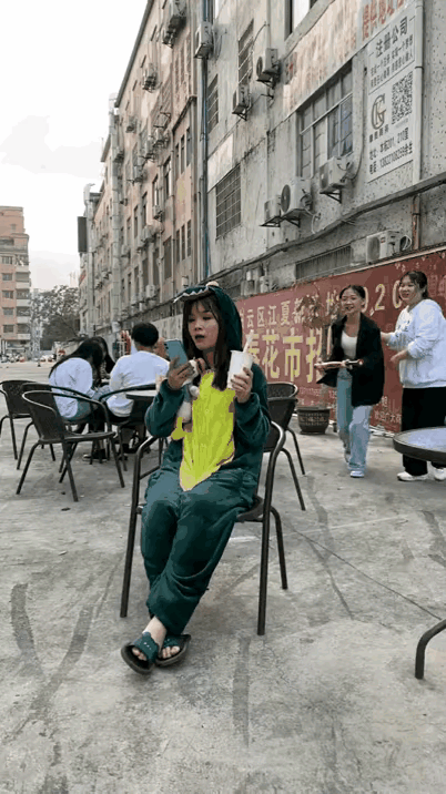 小姐姐:我只想好好吃点东西。