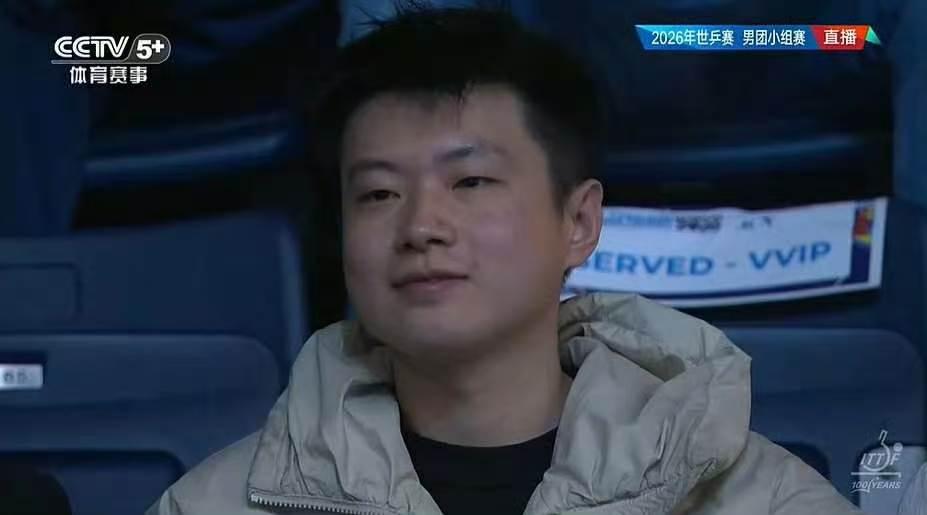 赵心童携女友观看2026世乒赛，为好朋友大头王楚钦加油。赵心童和王楚钦友谊也是