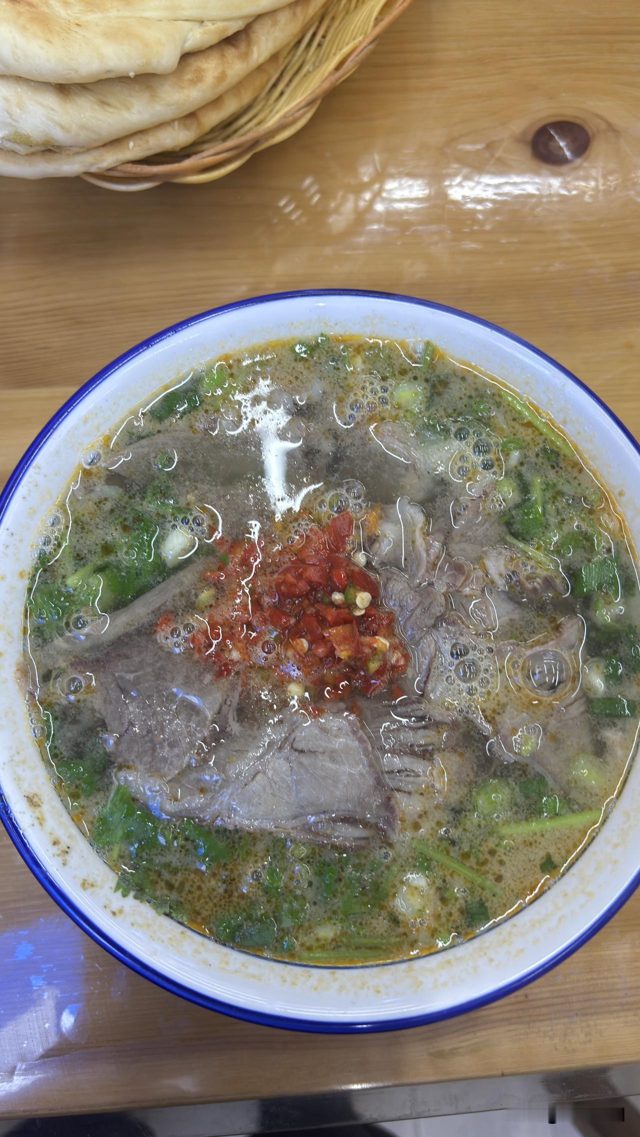 昨晚在西安吃的牛肉汤，12元普通的，牛阿良牛肉汤，去年在这吃过一次，这是第二次吃