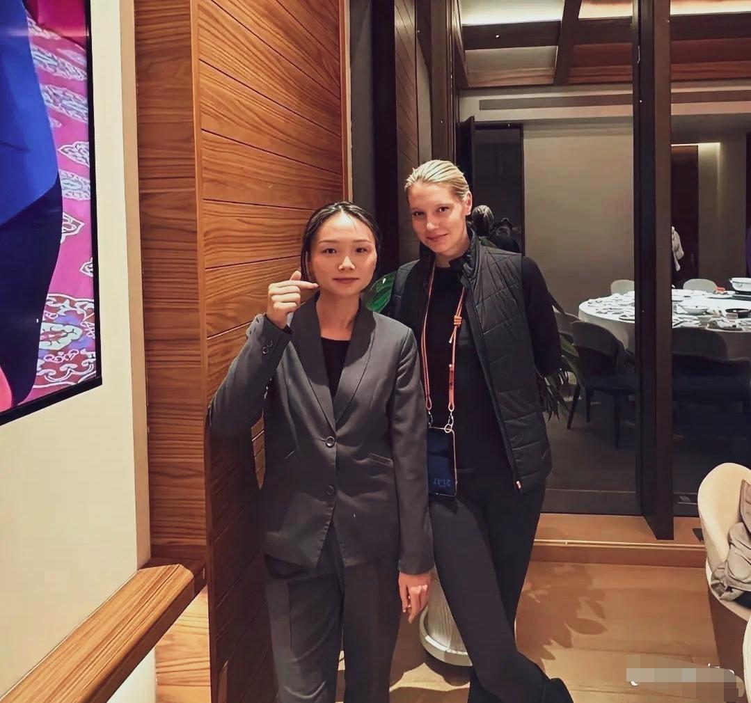 撒贝宁与妻子李白新疆阿勒泰一家酒店内与酒店工作人员合影留念！李白外形高挑白皙，
