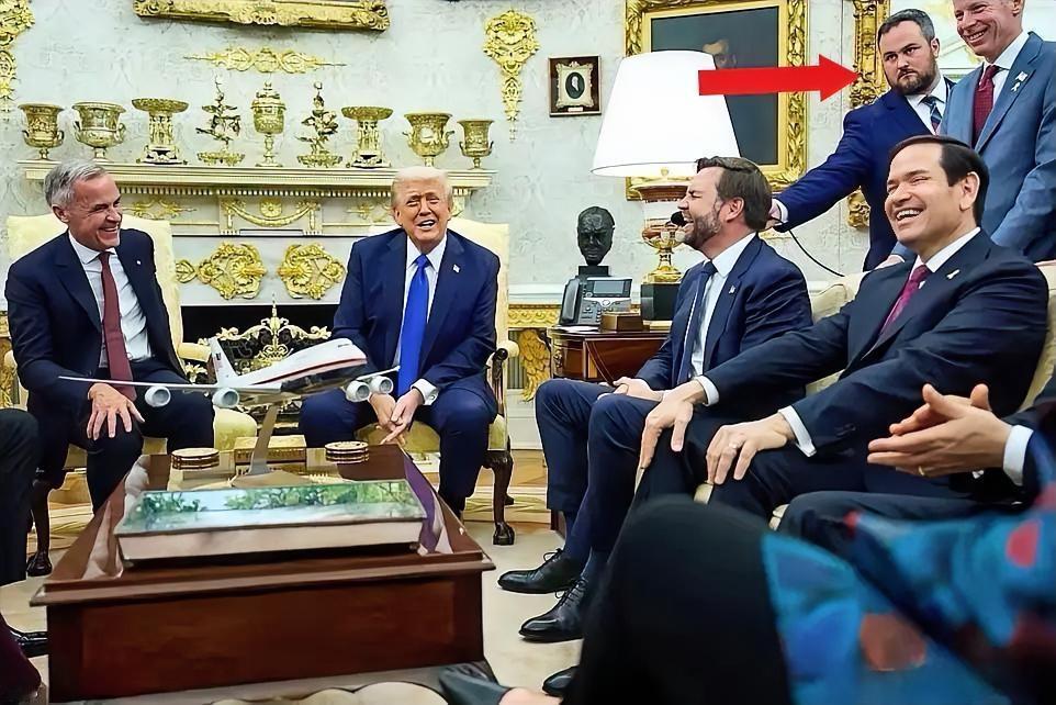 箭头指向的这位哥们儿告诉我们什么才是真正的职业素养，什么是专注力。10月7日