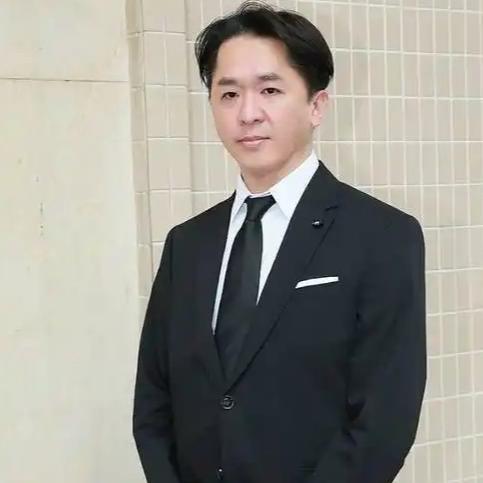 香港最怂的富二代邓兆尊，他守着15亿遗产躺吃了27年，利息滚到17亿，3个女友同