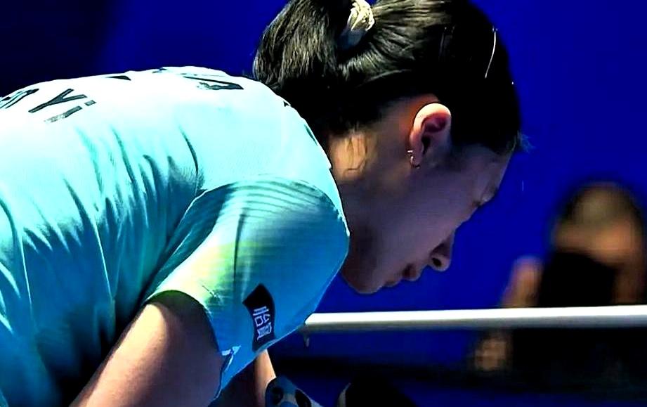 球拍砸得球包哐哐响，陈熠在更衣室蹲了半小时——她刚在9比9逼平孙颖莎的瞬间，输了