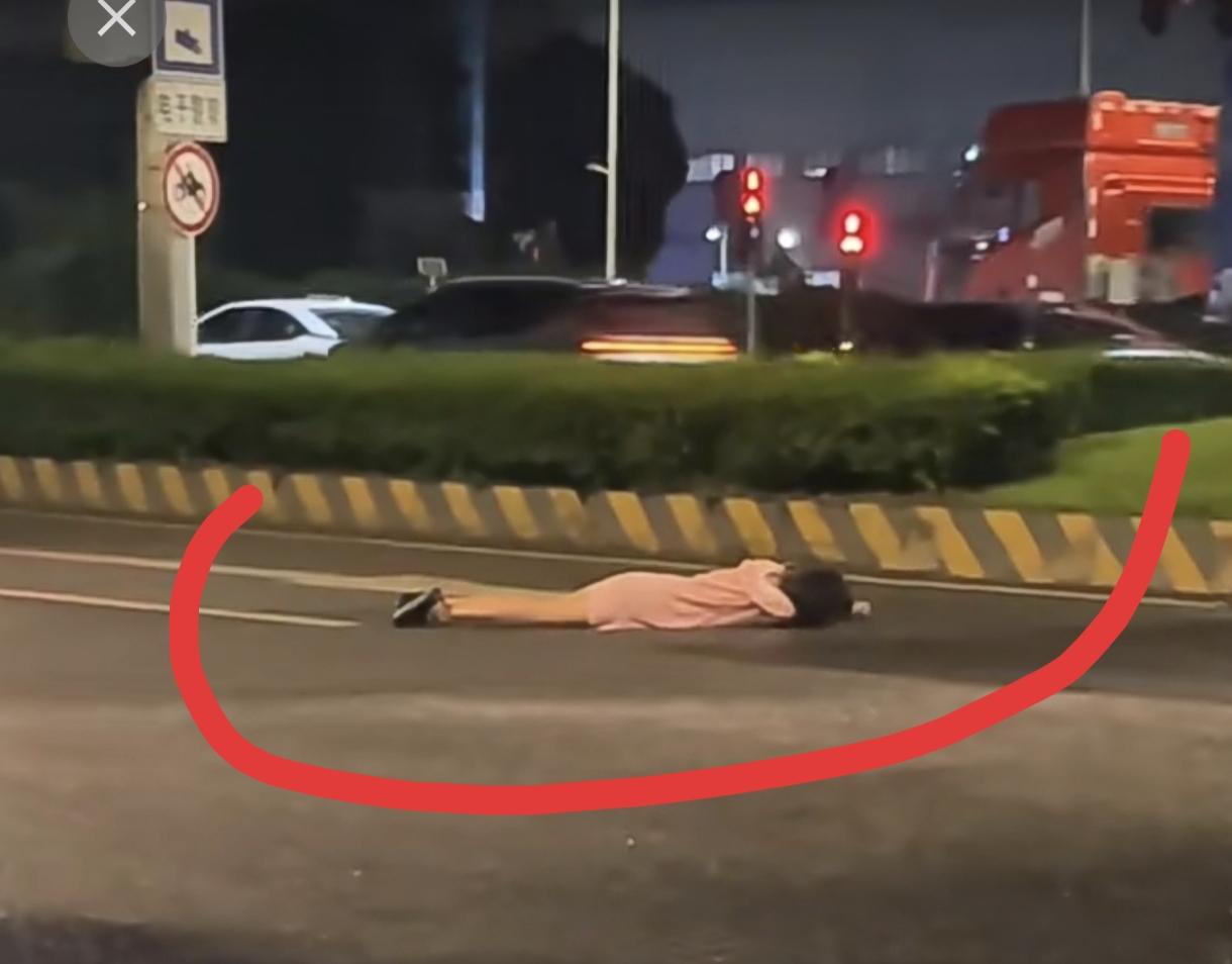 1，昨天在广州的大学城发生一件用刀伤人的事件，具体原因不知道，警察公布说已经抓了