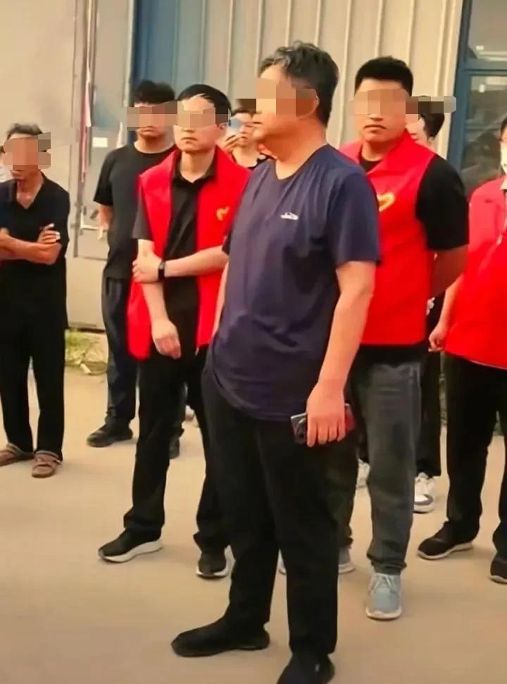 第一次看到红马甲志愿者参与强拆！事发河南封丘县，网传被拆厂房是返乡人员回乡创业所