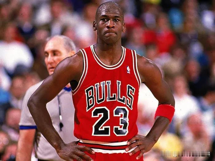 迈克尔·乔丹至今仍保持着NBA季后赛系列赛历史上7场最高得分表现中的5场：👀