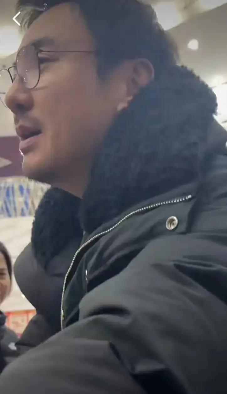 沈腾下班被粉丝堵路口，手里提着纸袋还硬要塞礼物，他摆摆手笑着说拿回去吧，别破费。