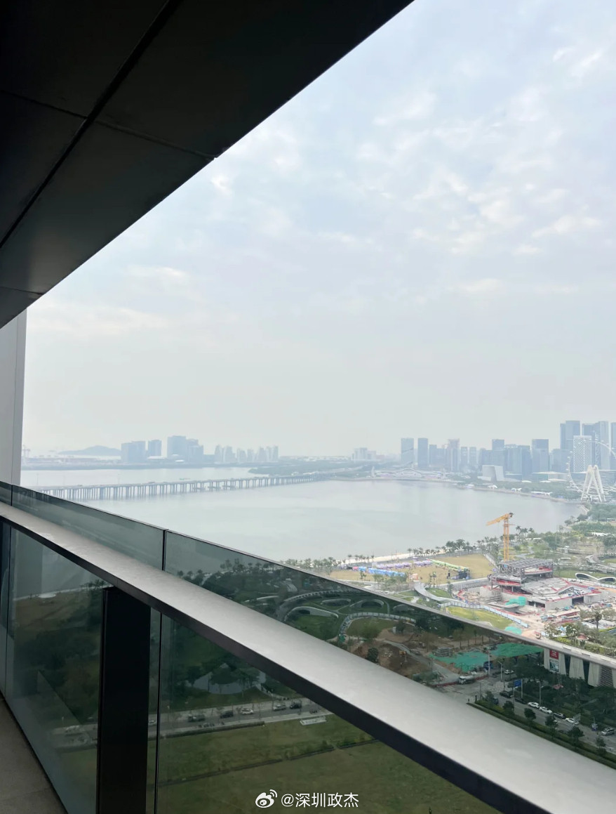 深圳前海摩天轮景观的130平2房公寓，胤璞，1038万成交了。单价7.9万，租金
