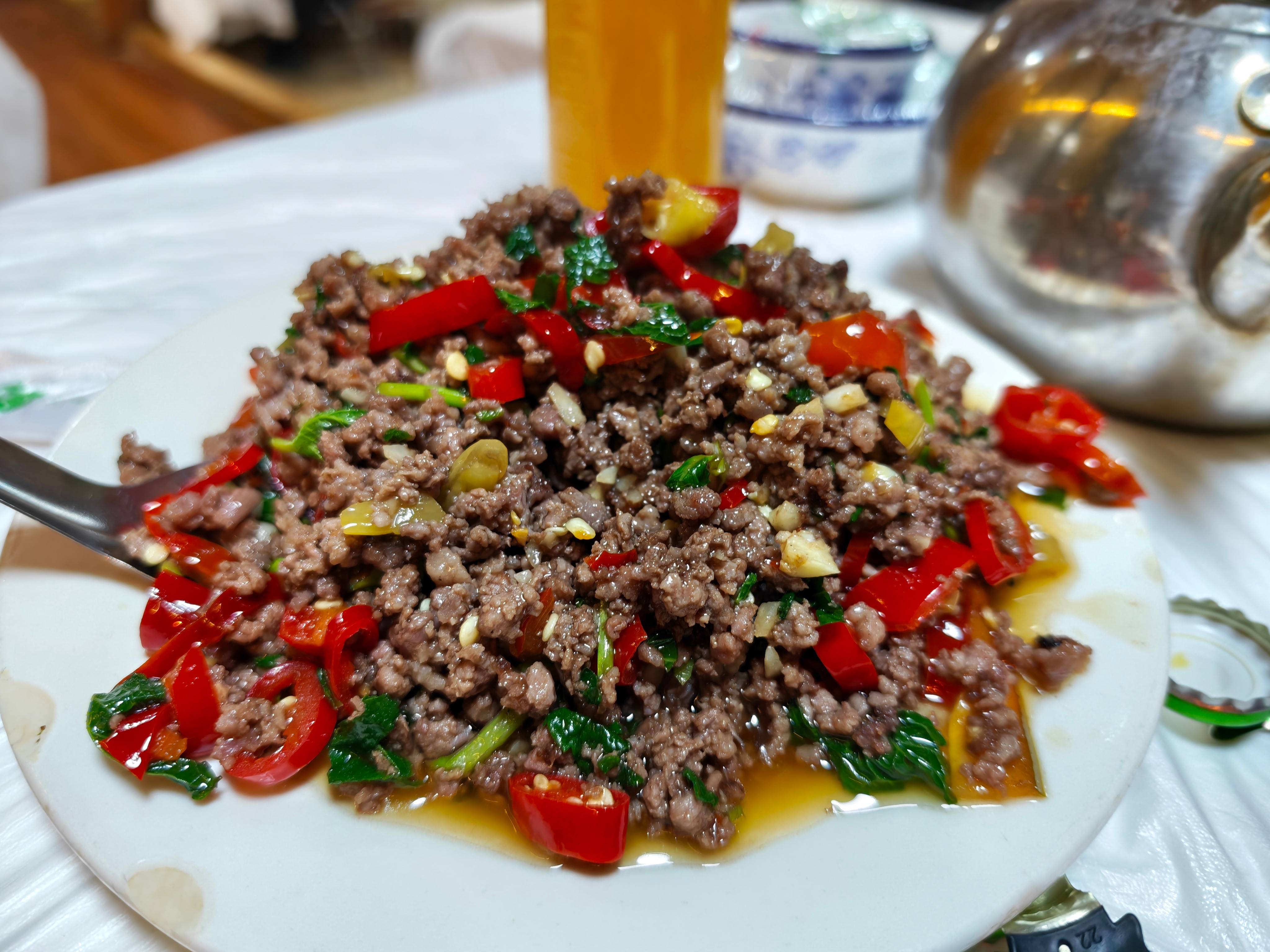 丽江必吃的丽程饭店，二十年老店，室内禁烟。我点了薄荷牦牛肉，拼盘排骨，老奶洋芋，