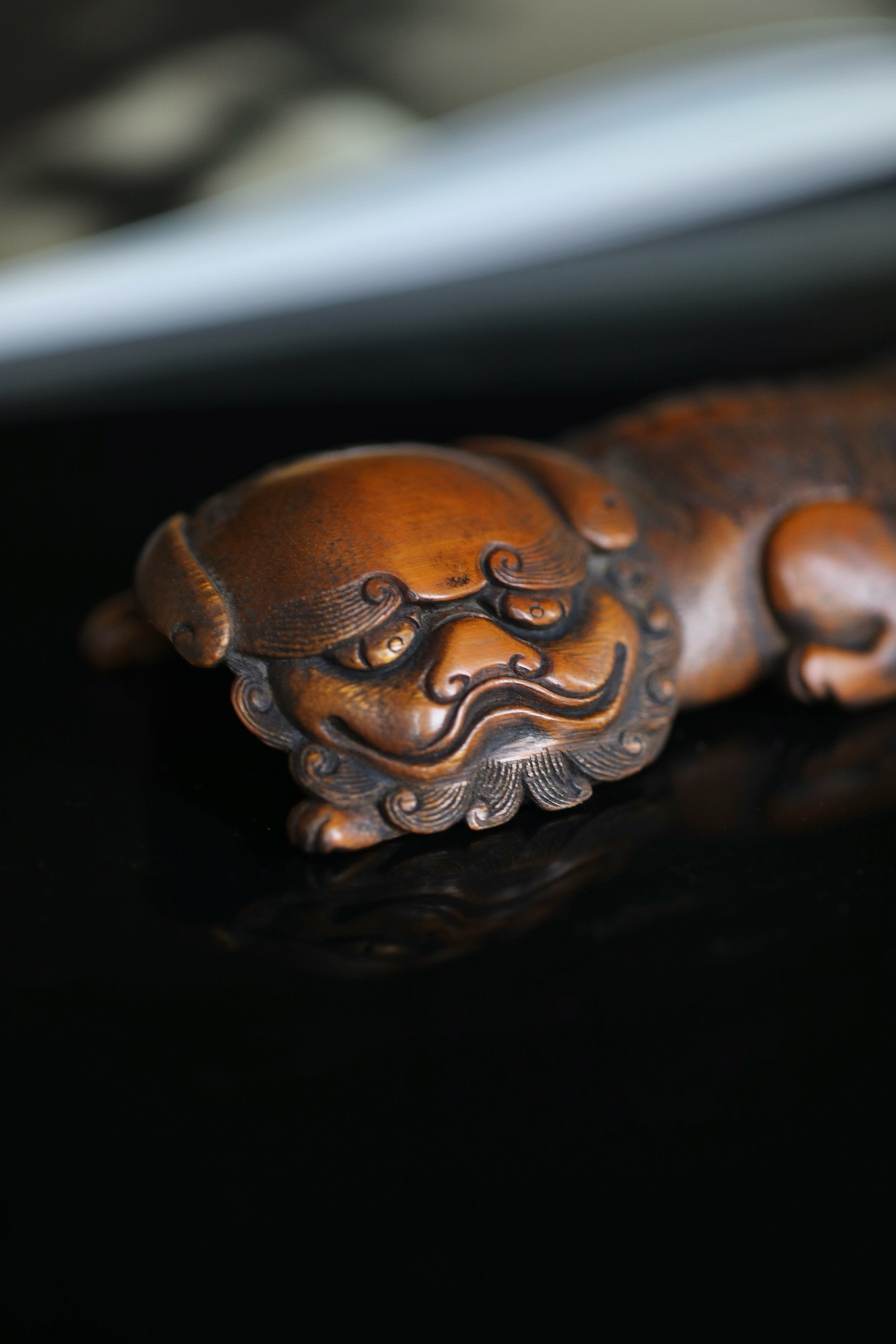 竹雕|瑞狮茶则茶则以瑞狮伏卧之形，狮首圆睁怒目，鬃毛卷曲如浪，神态威猛而憨态