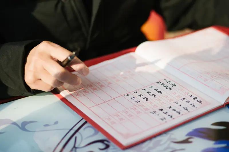 前段时间听了个趣闻。我们这摆酒收礼，都要请写字很好，和收钱利索的人坐摊子。中