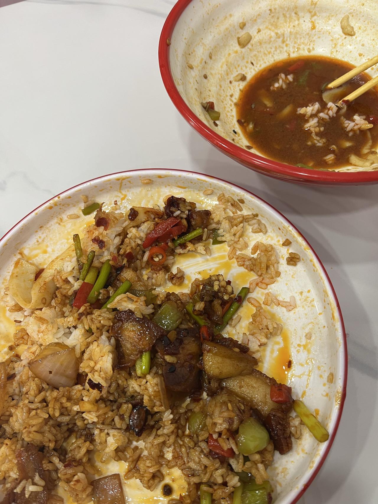 晚上把媳妇从学校接回来，背着她去吃晚饭的时候，餐馆里来了一个喝高的醉汉，鞋子都喝